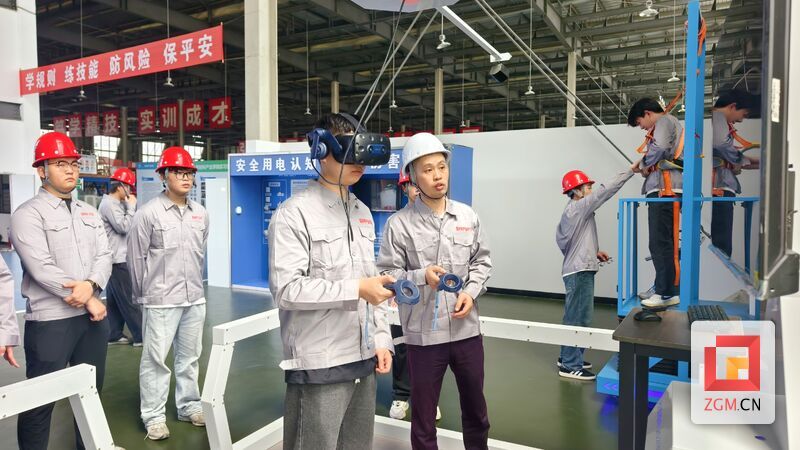 在工厂实训基地学习 记者 罗祥瑞 摄.jpg