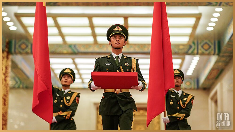 △2名旗手高擎党旗，1名礼兵手捧“七一勋章”，行进到仪式现场。（总台国广记者李晋拍摄）