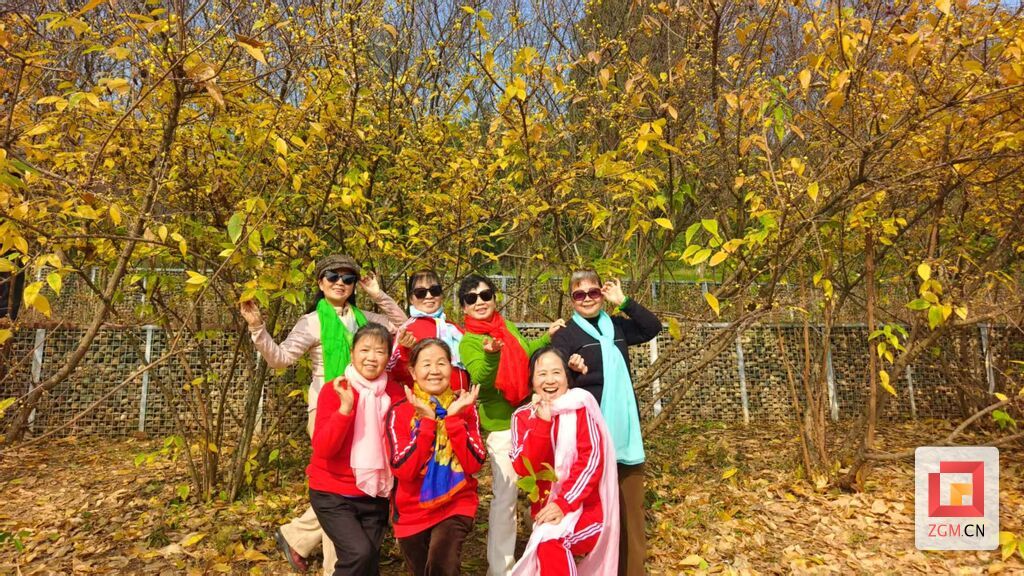 市民在盐都植物园合影 记者 罗祥瑞摄.jpg