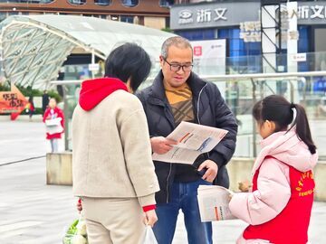 稚嫩叫賣(mài)聲串起城市善意：小記者義賣(mài)報(bào)紙匯聚鹽都愛(ài)心暖流