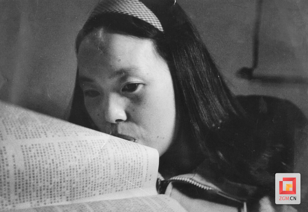 赖雨“吻书”  邓佑云 摄.jpg