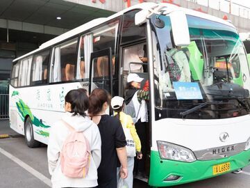 渝广旅游直通车首发 重庆游客解锁“省心游广安”新方式