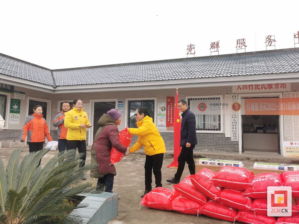 現(xiàn)場(chǎng)發(fā)放物資.jpg