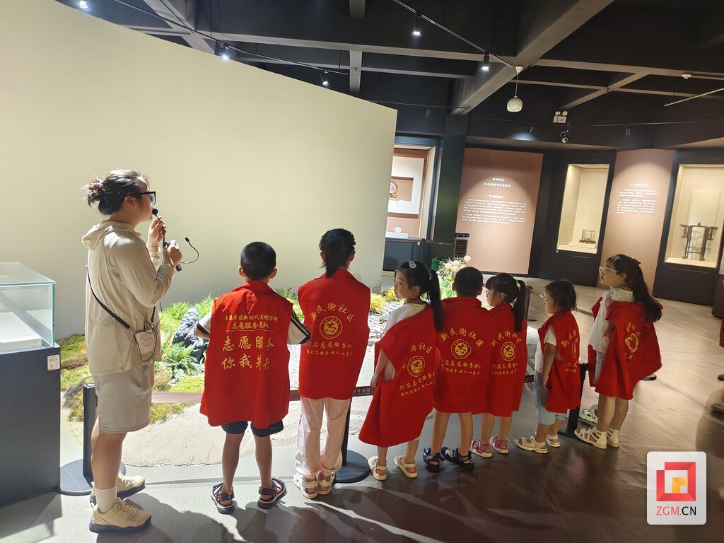 走進(jìn)彩燈博物館.jpg