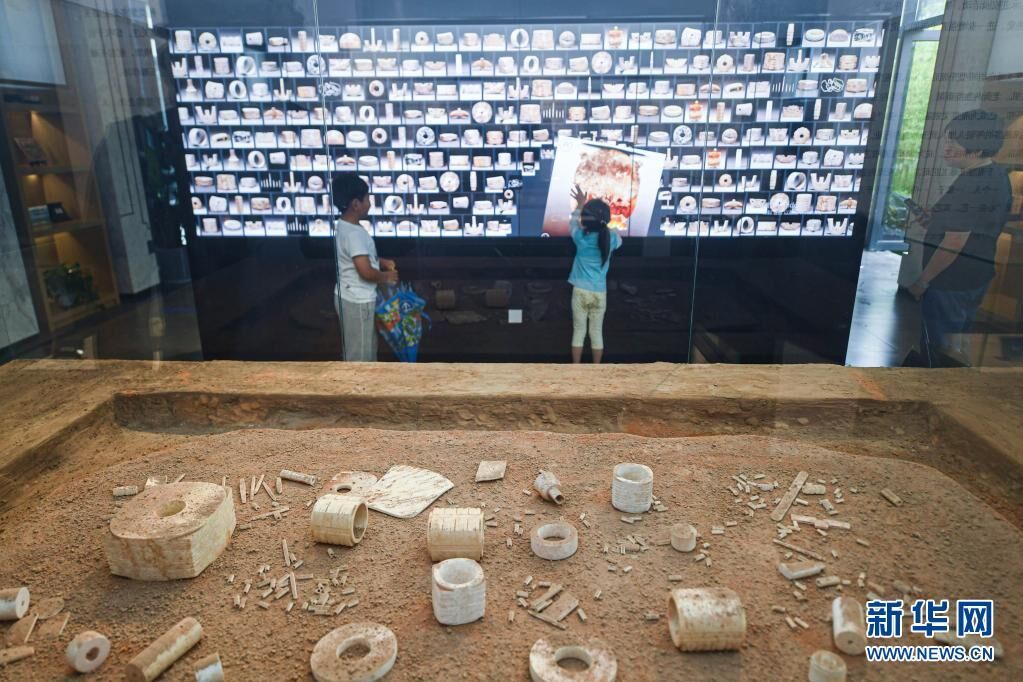 2020年6月6日，小游客在浙江省杭州市余杭区瓶窑老街的“良渚玉雕馆”内通过电子屏学习玉雕知识。新华社记者 徐昱 摄