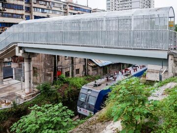 自贡一跨铁路人行天桥投用：1800余户居民告别“穿铁绕行”