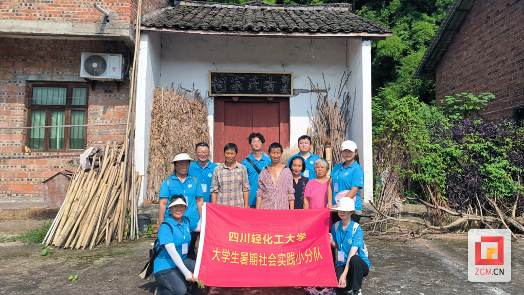 实践队成员与受访村民合影.png