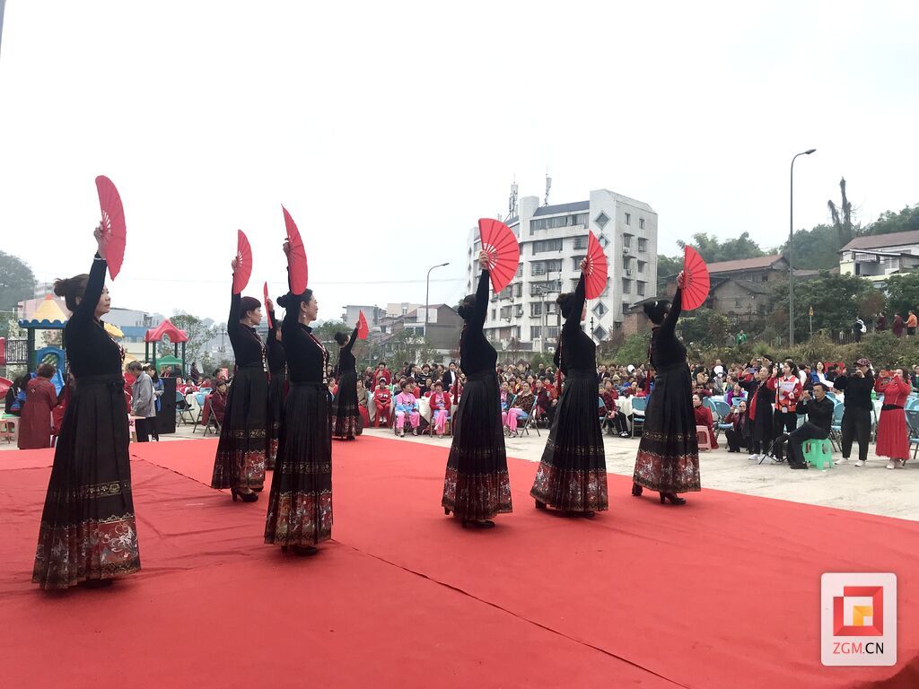 自貢市退休人員2024年九九重陽(yáng)節(jié)文藝匯演暨“鄰里‘義’盤(pán)菜 慈‘善’百家宴”（2）.jpg