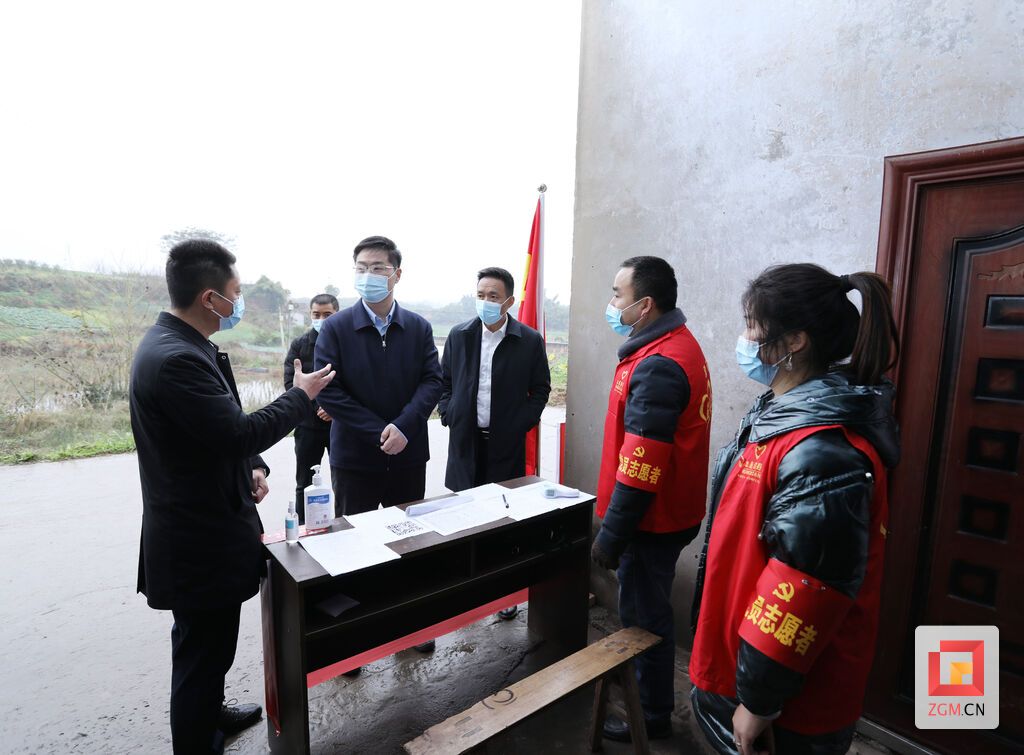 曾市長(zhǎng)在榮縣雙石鎮(zhèn)平坦橋村督導(dǎo)疫情防控.JPG