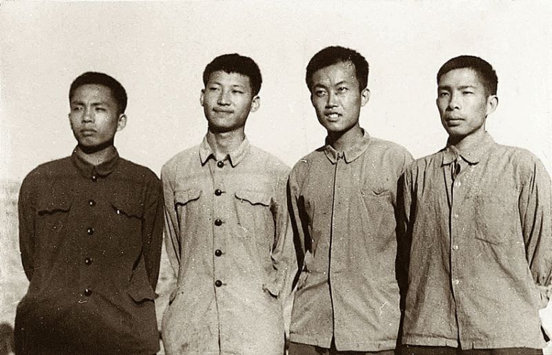 1973年,习近平和其他三位北京知青(图片来自《习近平的七年知青岁月》)