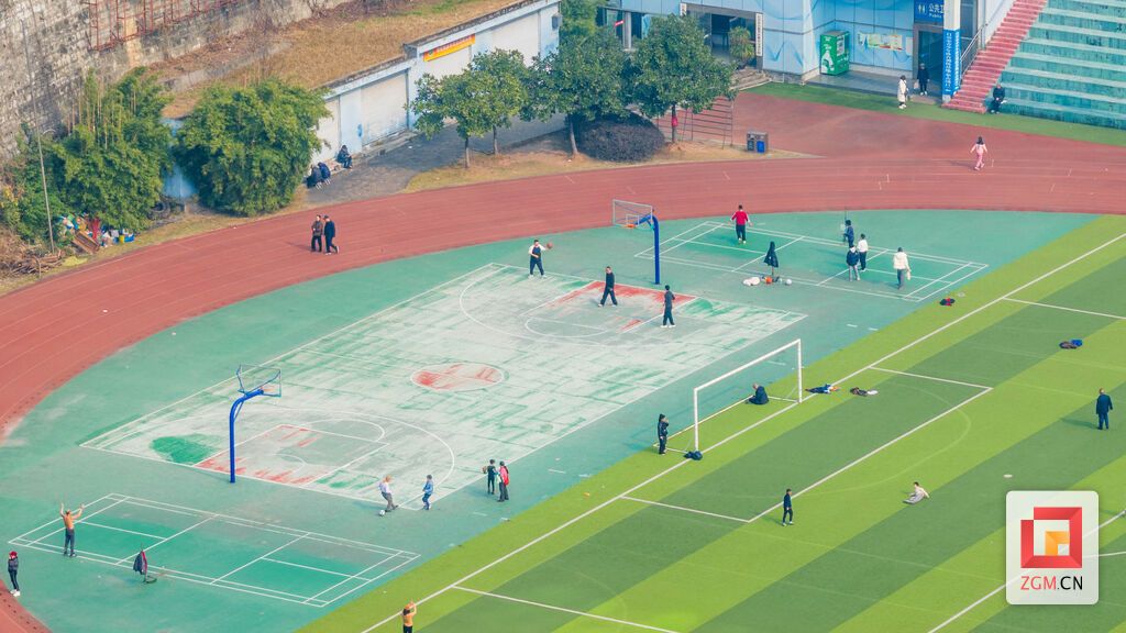 篮球架下争锋正酣,绿茵场上脚步不停,绘就一幅鲜活的冬日运动图景 记者 宋姿熠 摄.jpg