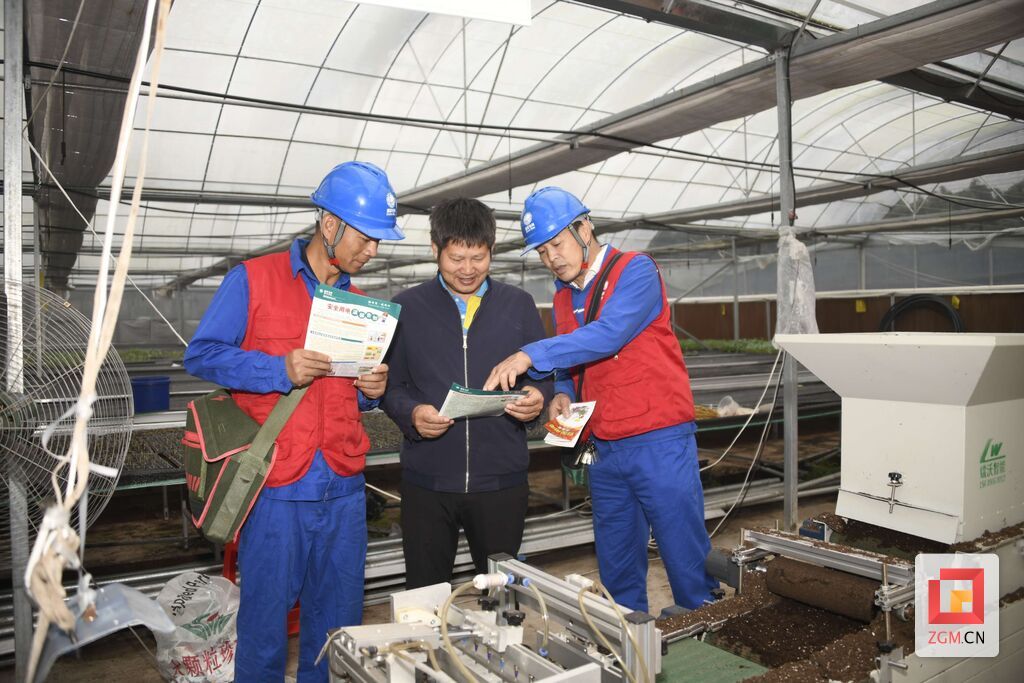 供電所員工正在講解用電安全注意事項(xiàng).jpg