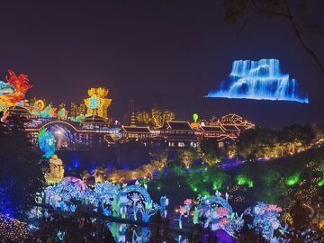 光瀑银河落人间 山灵眨眼动星河——自贡彩灯在光影中叩响未来