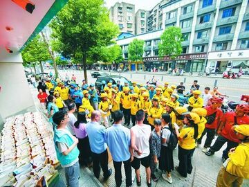 南充：外卖小哥当起城市治理“移动探头”