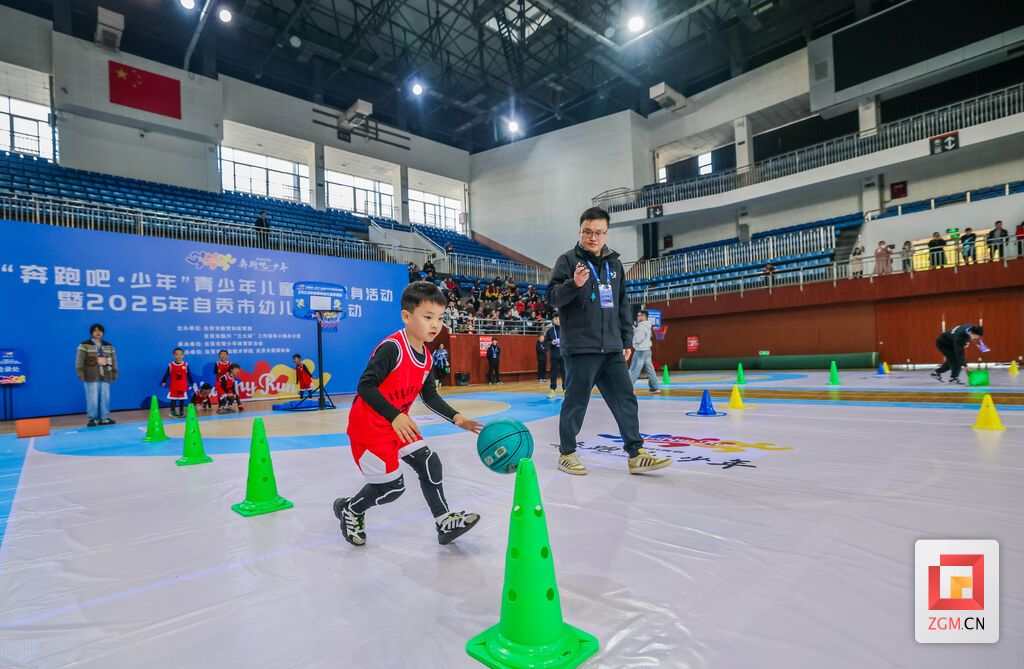 绕障碍运球 记者 宋姿熠 摄.jpg