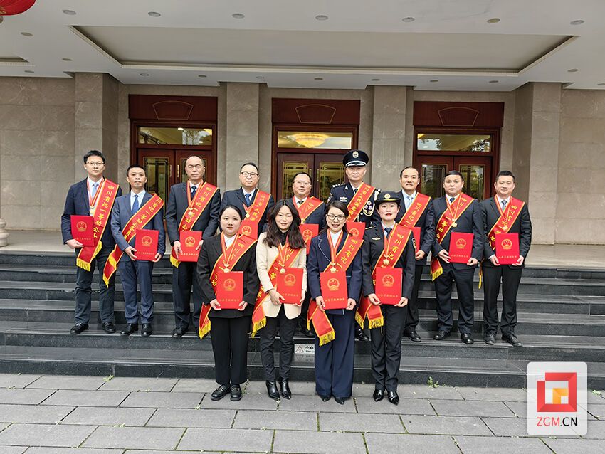 第七屆四川省“人民滿意的公務(wù)員”和“人民滿意的公務(wù)員集體”表彰大會(huì)在成都舉行，我市受表彰人員（集體代表）合影  市委組織部供圖.jpg