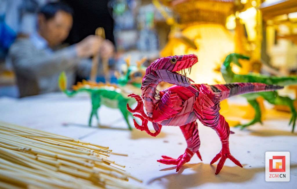 4.秸秆制作的恐龙 记者 叶卫东 摄.jpg