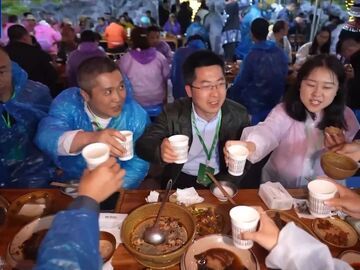 央媒看四川丨这个“五一” 到四川赏歌舞、品美食、看星星……