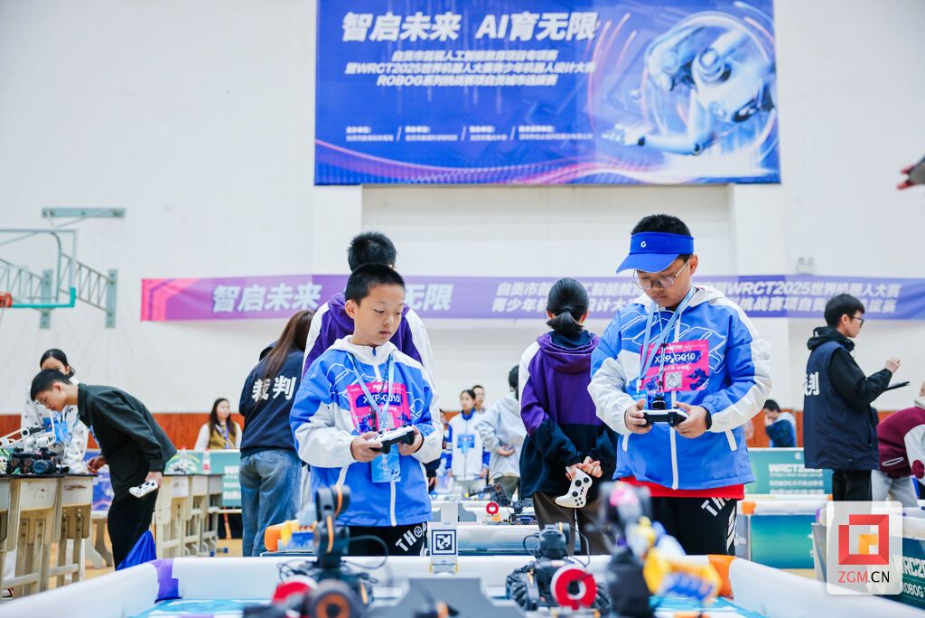 认真操控 记者 宋姿熠 摄.jpg