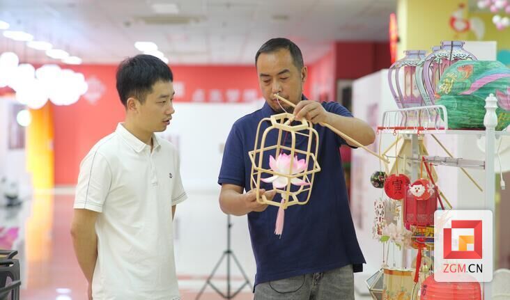 彩燈工匠萬松濤上榜全國(guó)勞務(wù)品牌形象代言人展播.jpg