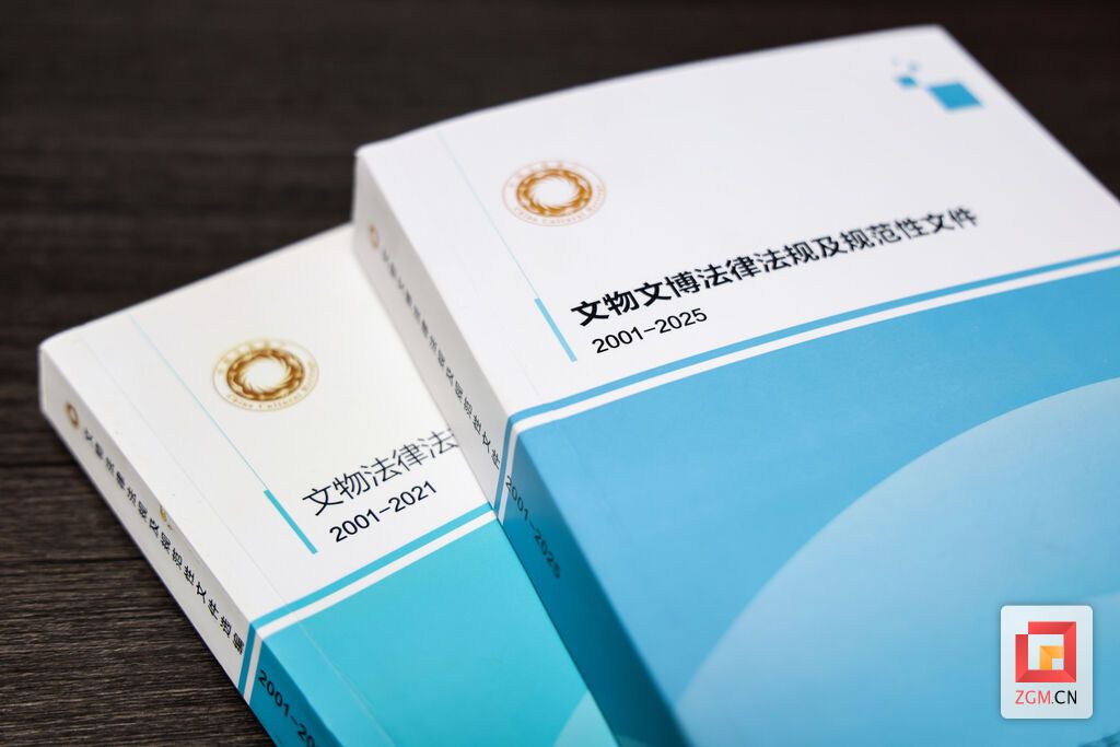 李玉带头编纂的书籍 记者周馨钰摄.jpg