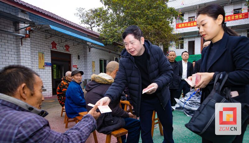 发放慰问金 记者 叶卫东 摄.jpg