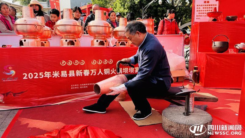 匠人演示銅火鍋鍛造.jpg