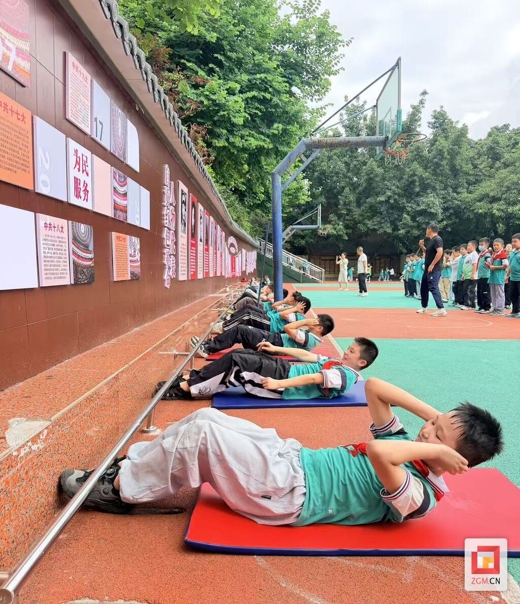 学生在低矮栏杆前进行体育运动.jpg
