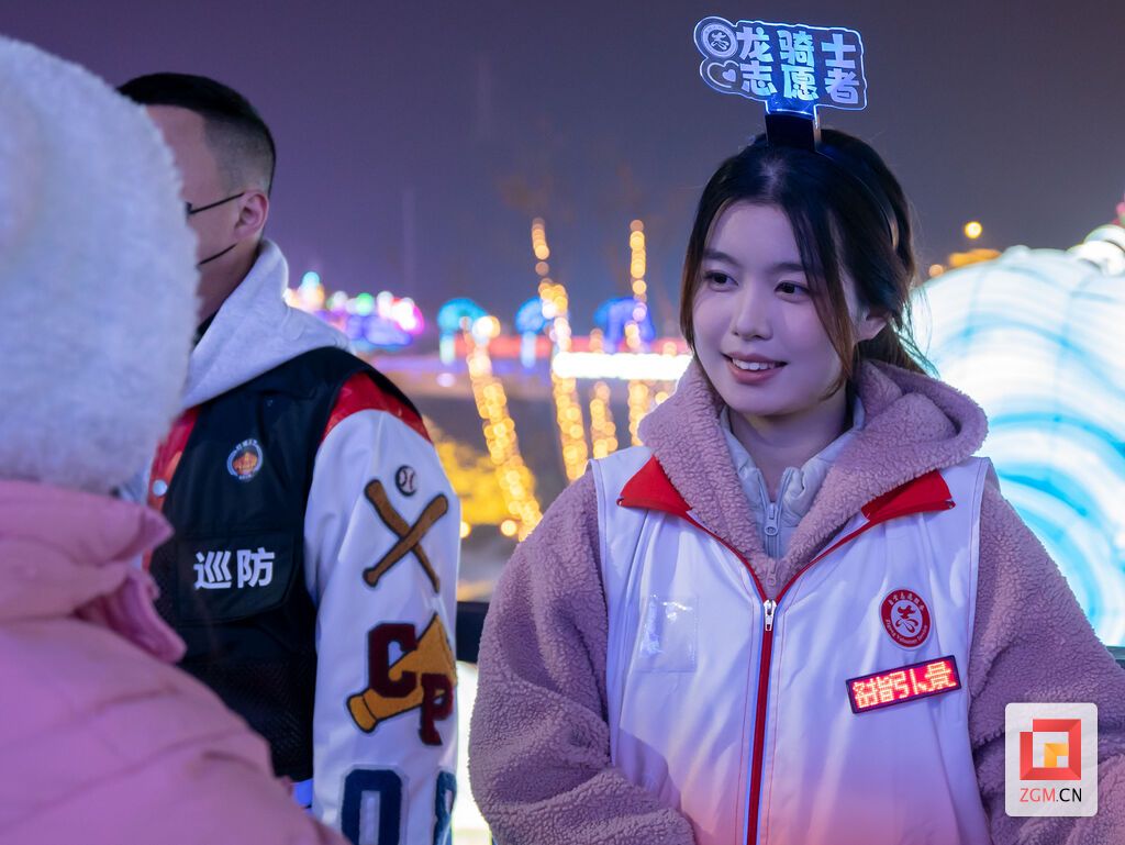 景区工作人员为游客引路.jpg