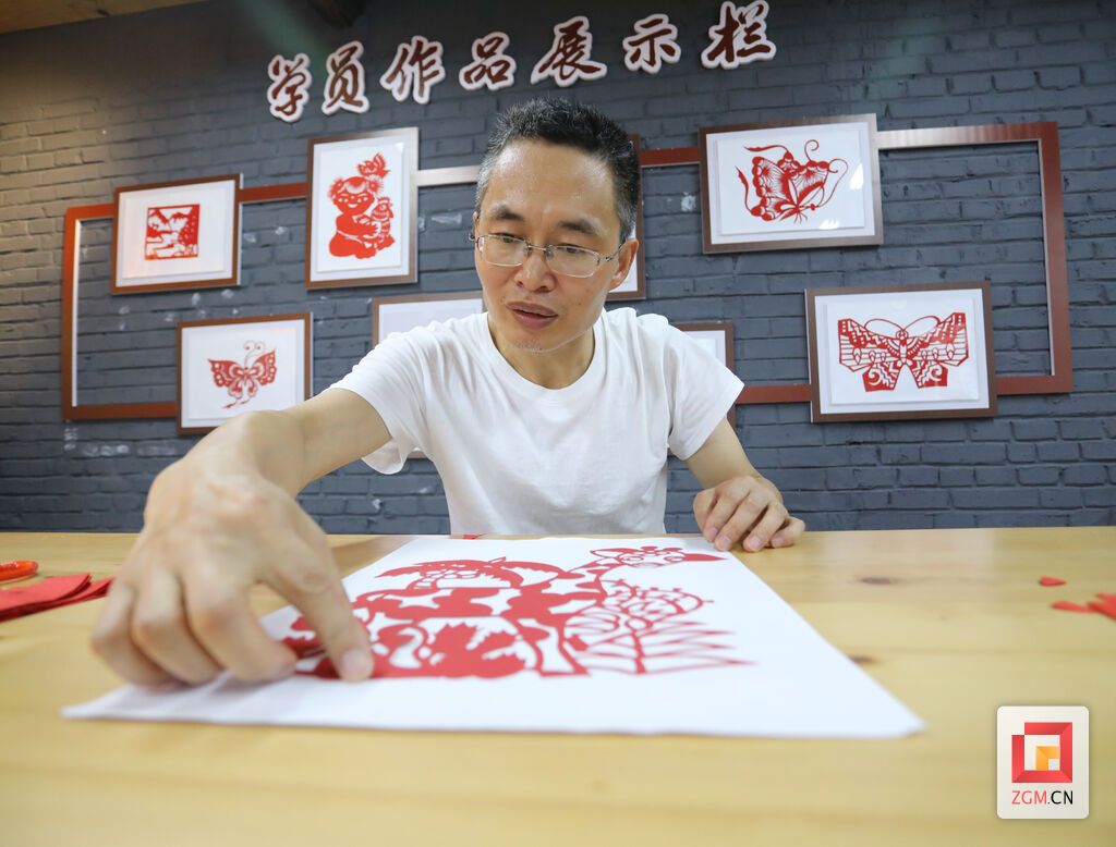 自貢非遺文化剪紙第四代傳承人楊尚祿老師在貢井區(qū)艾葉鎮(zhèn)農(nóng)民剪紙培訓(xùn)班傳授剪紙技藝 (2).JPG