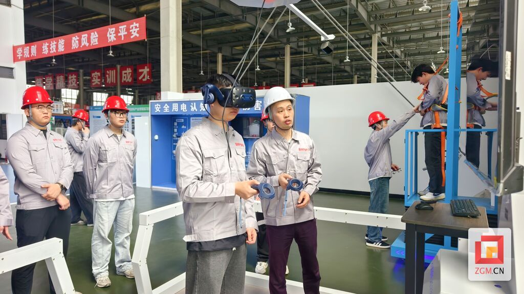 在工厂实训基地学习 记者 罗祥瑞 摄.jpg