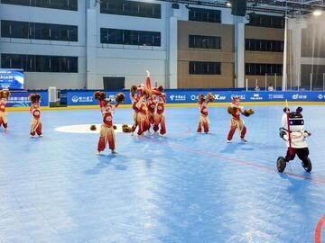 脚踩“风火轮” “萌脸”送wink 机器人啦啦队“接棒”亮相赛场