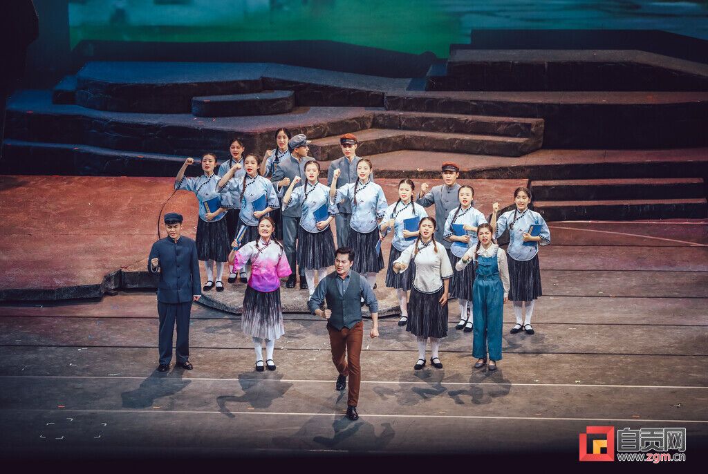 原创音乐剧《红梅花开》在自贡首演。摄影 宋姿熠
