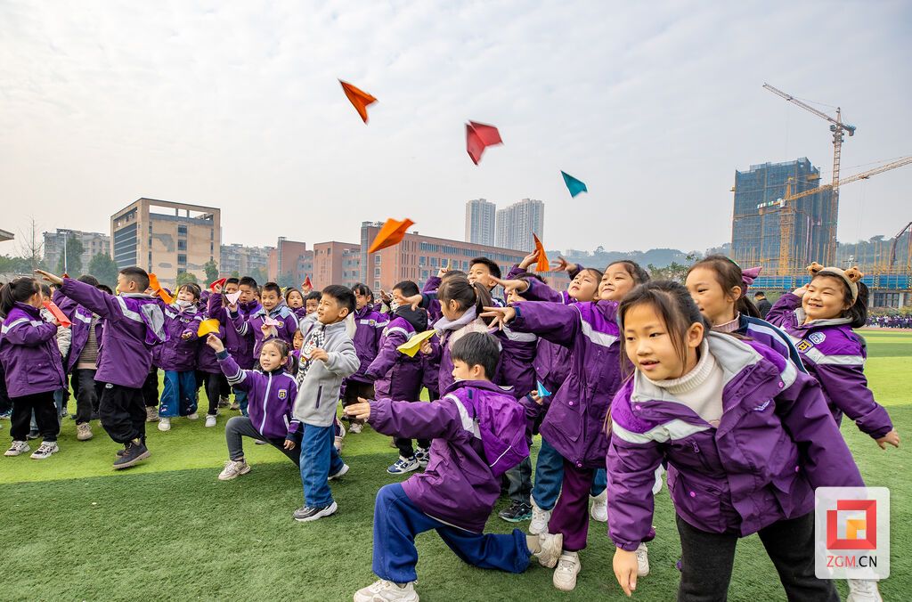 纸飞机比赛 记者 叶卫东 摄.jpg