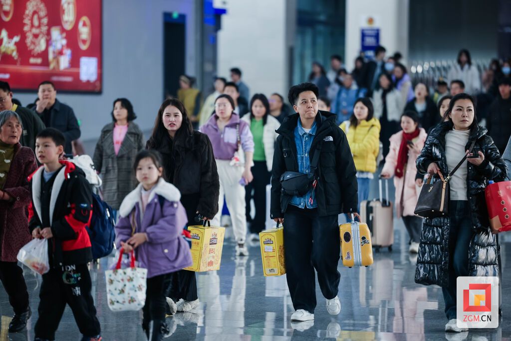 带着礼物与思念,奔赴团圆与幸福 记者 宋姿熠 摄.jpg