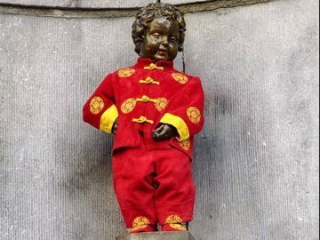 比利时“布鲁塞尔第一公民”换唐装庆中国国庆，衣橱里还有太极服、熊猫装、宇航服