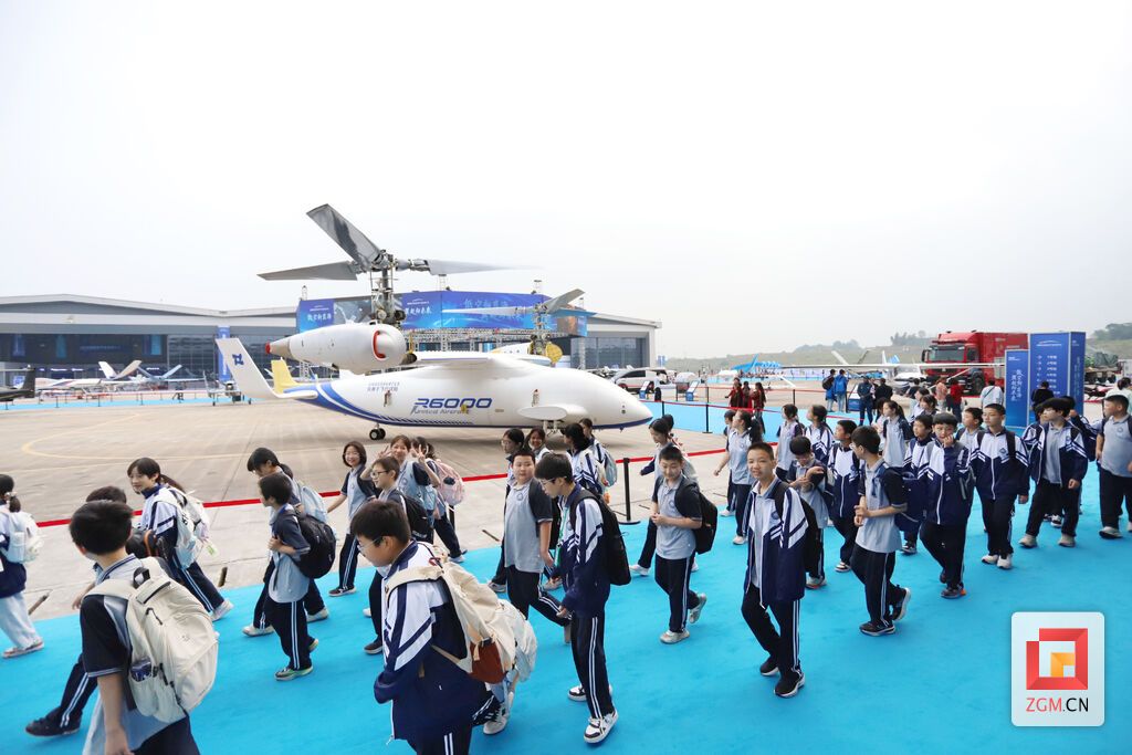 江姐中学学生走进航空产业园.JPG