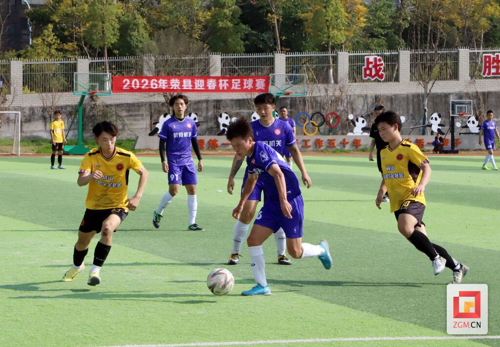 带球突破 记者 陈凡逸 摄.JPG