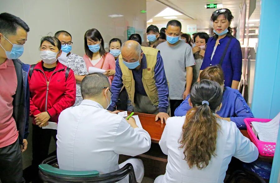 和平路街道安拖新村疫苗接种点内居民排队等待接种疫苗。和平路街道供图