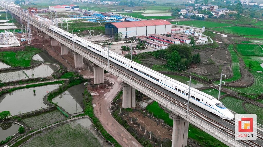 城市基础设施建设快速发展，绵泸高铁内自泸段开通运行。