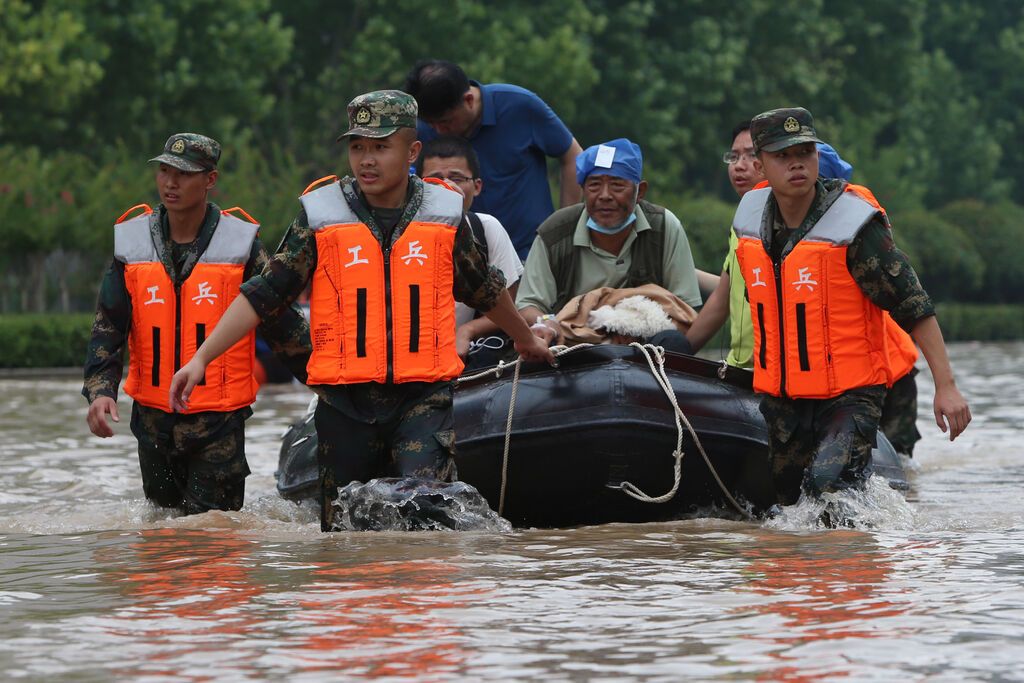 7月22日，在郑州阜外华中心血管病医院附近，救援人员转移病患。