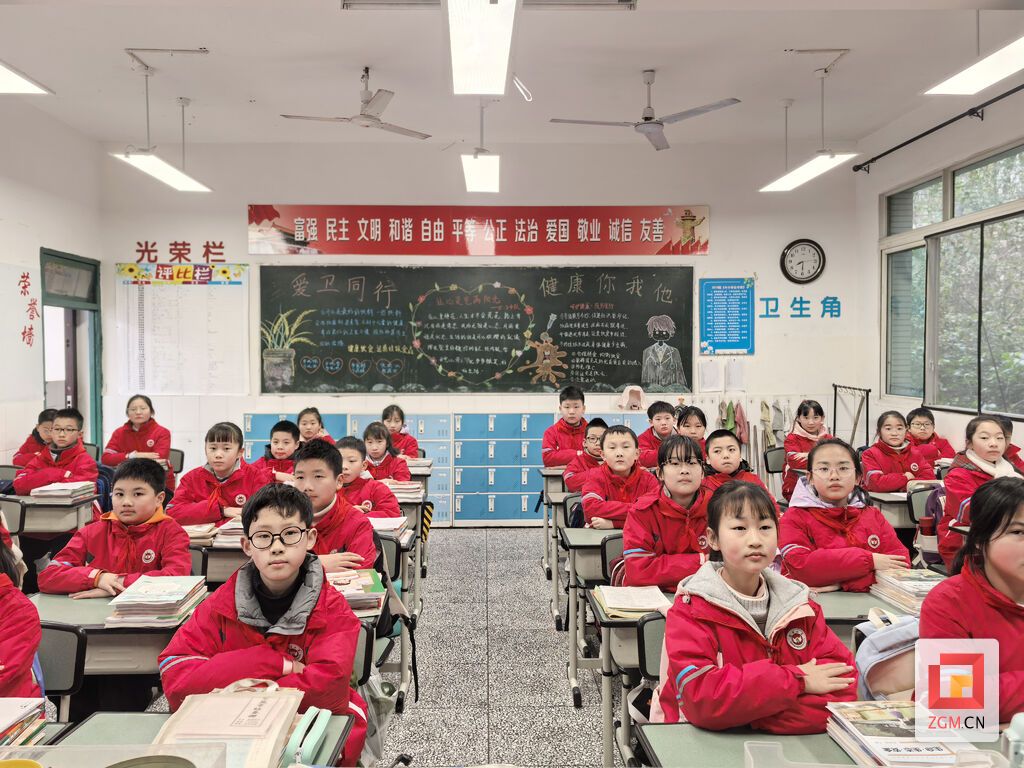 东方小学教室干净整洁.jpg
