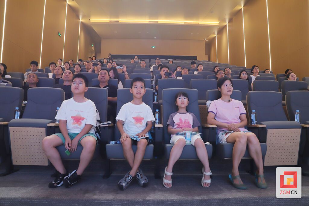青少年认真聆听 记者 陈凡逸 摄.JPG