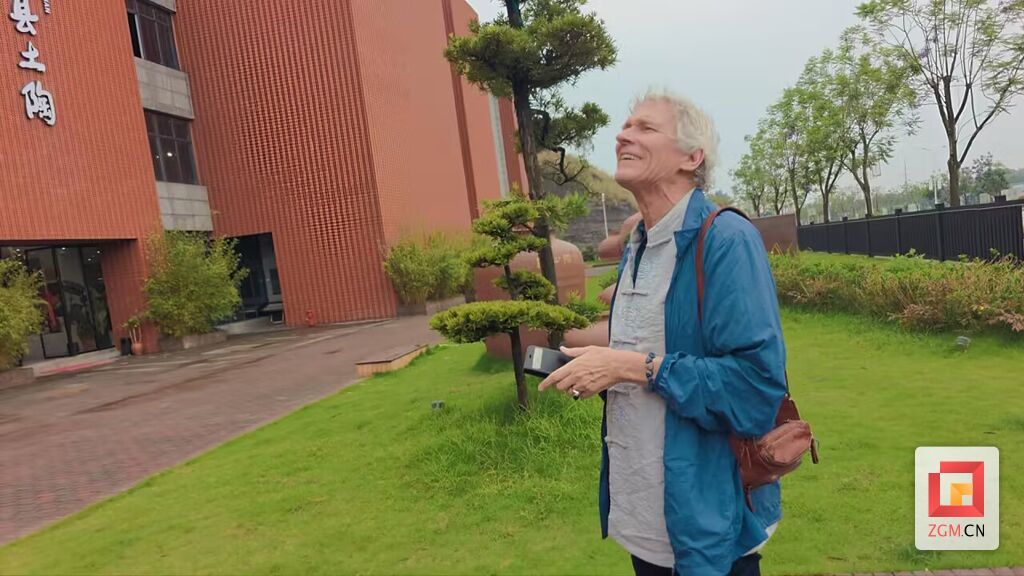 第六次来华的西思翎在自贡荣县参观.jpg
