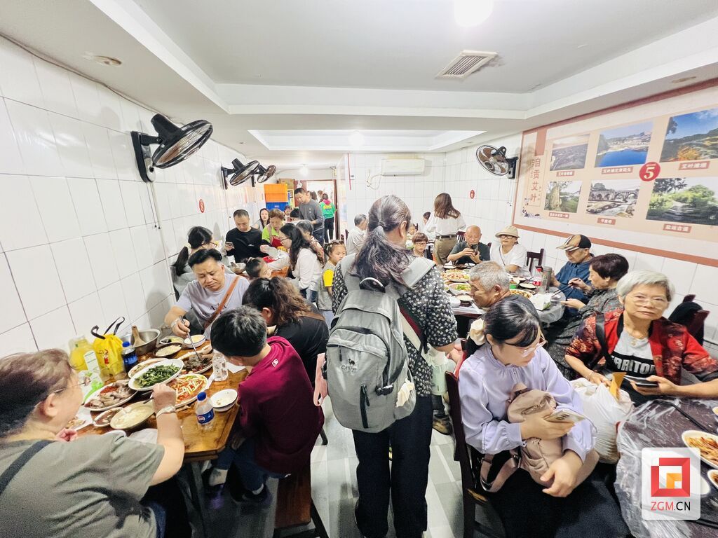 古镇网红餐厅座无虚席.jpg