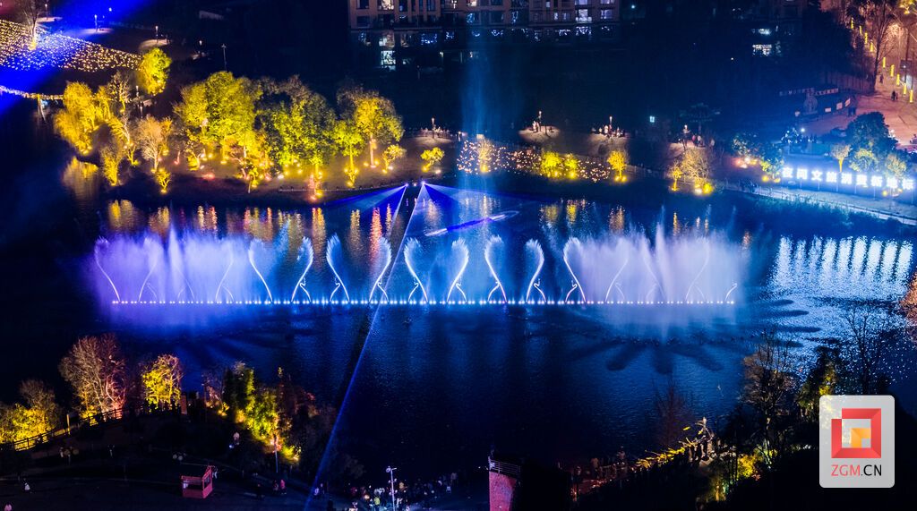 灯光洒在静谧的湖面，色彩如绸缎般流淌 记者 宋姿熠 摄.jpg