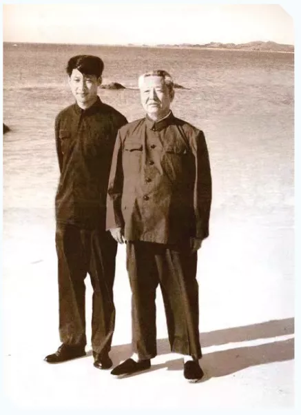 1978年，習仲勛與習近平在海南