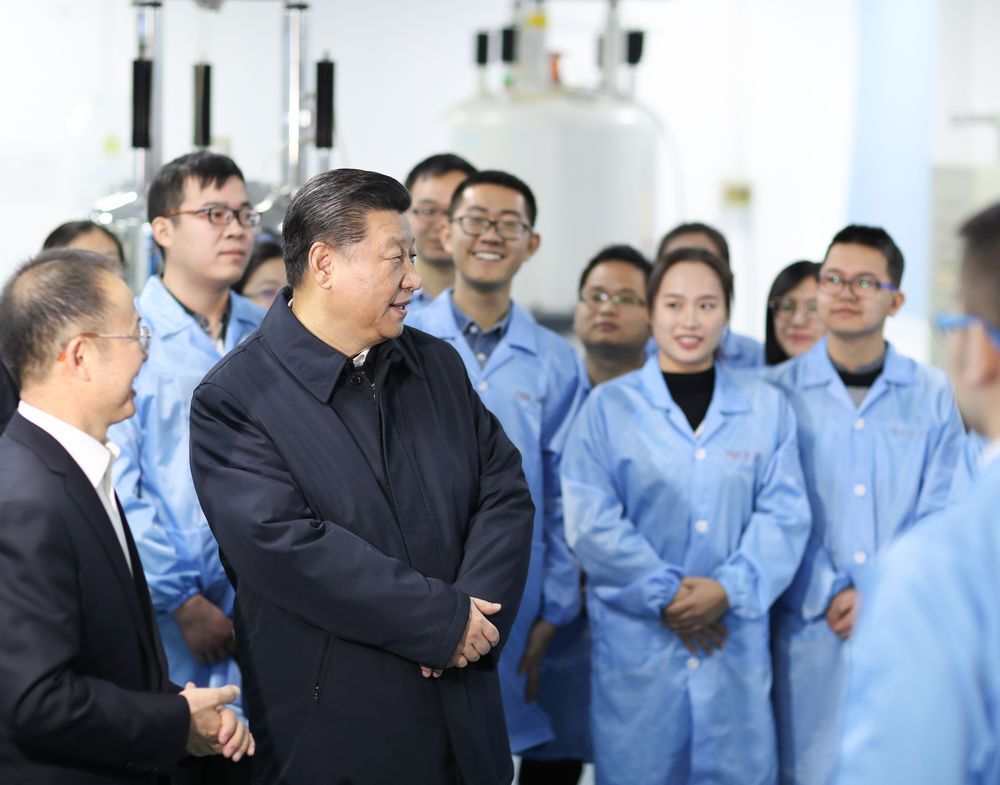 图：2019年1月17日，习近平在天津南开大学元素有机化学国家重点实验室同师生亲切交流