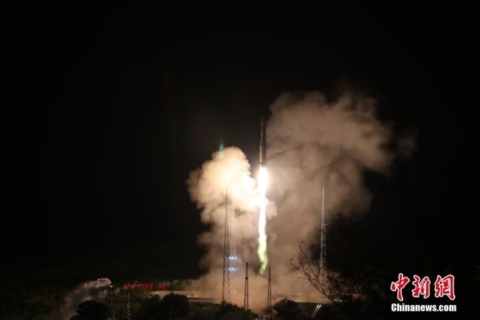 北京时间9月6日2时30分,中国在太原卫星发射中心使用长征六号运载火箭,成功将吉利星座03组卫星发射升空,10颗卫星顺利进入预定轨道,发射任务获得圆满成功。这次任务是长征系列运载火箭的第534次飞行。安迪 摄