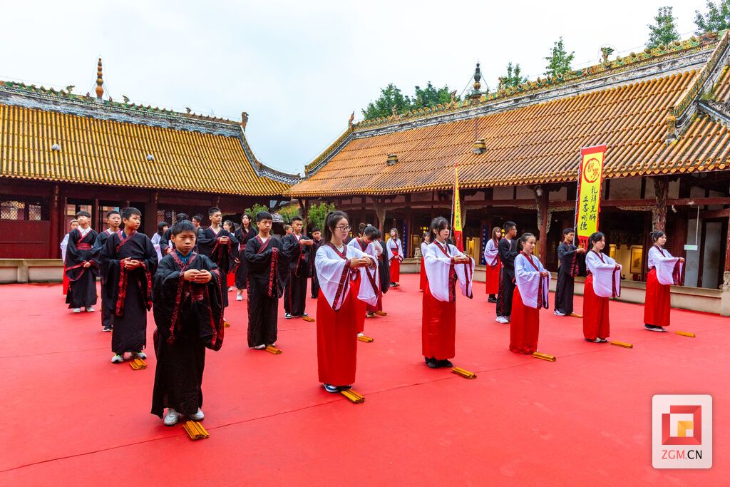 兩岸學(xué)子相約富順文廟祈學(xué)·追思萬(wàn)世先師共敘同胞親情1.jpg